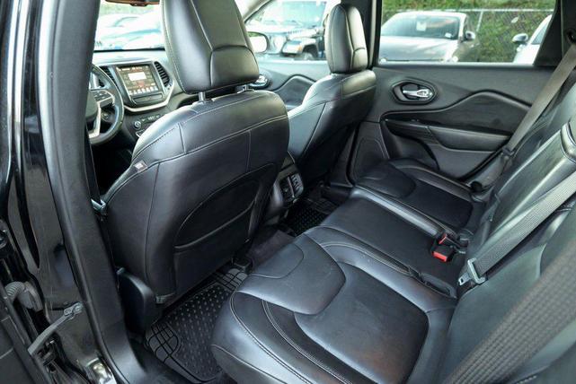 Photo of 2017 Diamond Black Crystal Pearlcoat Jeep Cherokee