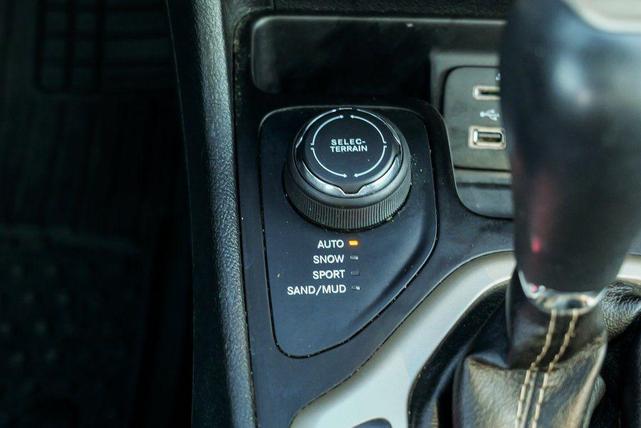 Photo of 2017 Diamond Black Crystal Pearlcoat Jeep Cherokee