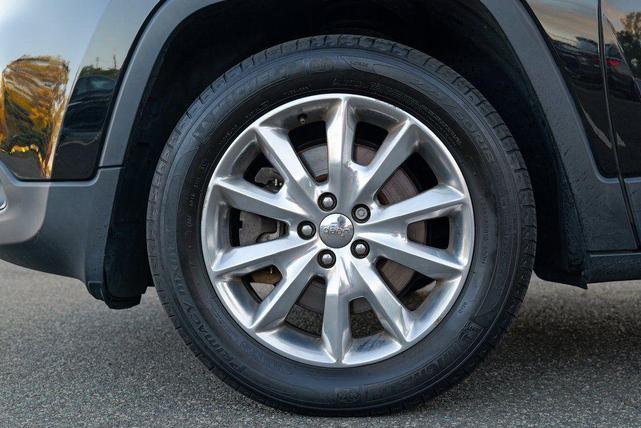 Photo of 2017 Diamond Black Crystal Pearlcoat Jeep Cherokee