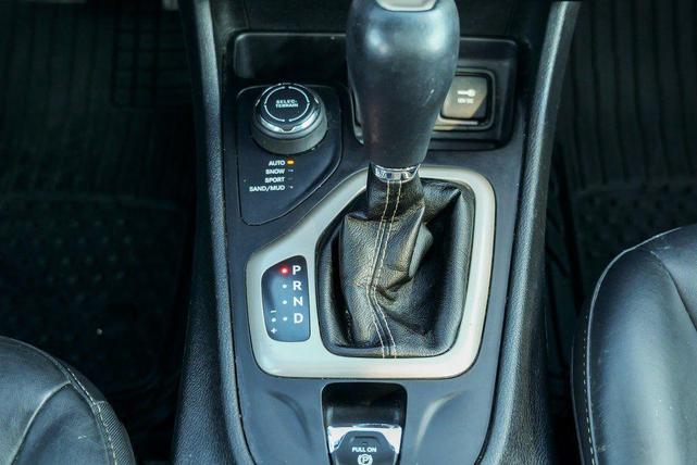 Photo of 2017 Diamond Black Crystal Pearlcoat Jeep Cherokee