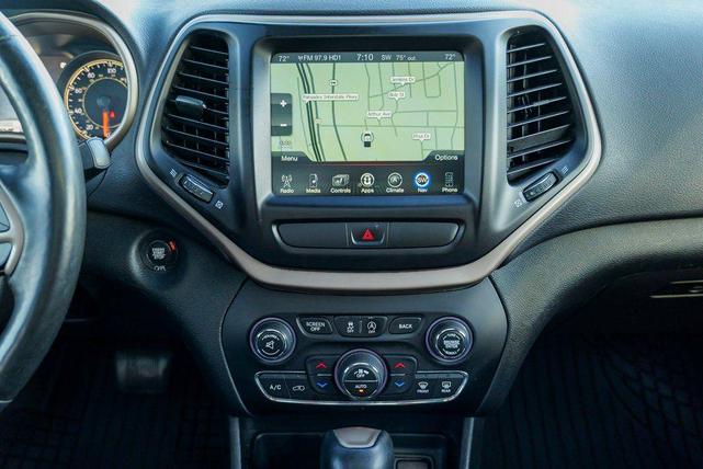 Photo of 2017 Diamond Black Crystal Pearlcoat Jeep Cherokee