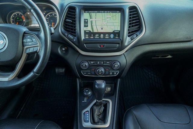 Photo of 2017 Diamond Black Crystal Pearlcoat Jeep Cherokee