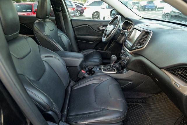 Photo of 2017 Diamond Black Crystal Pearlcoat Jeep Cherokee