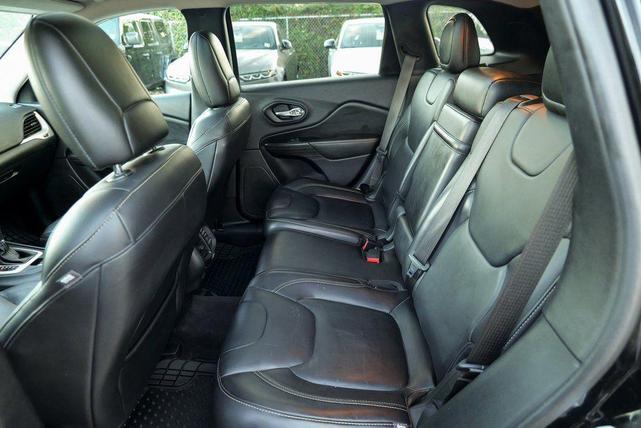 Photo of 2017 Diamond Black Crystal Pearlcoat Jeep Cherokee