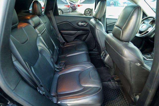 Photo of 2017 Diamond Black Crystal Pearlcoat Jeep Cherokee
