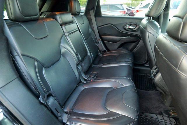 Photo of 2017 Diamond Black Crystal Pearlcoat Jeep Cherokee