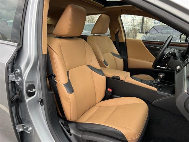 Photo of 2022 Silver Lexus ES 350