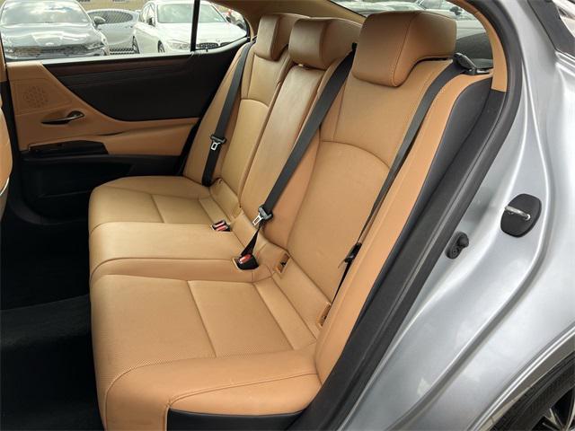 Photo of 2022 Silver Lexus ES 350