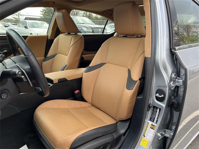 Photo of 2022 Silver Lexus ES 350