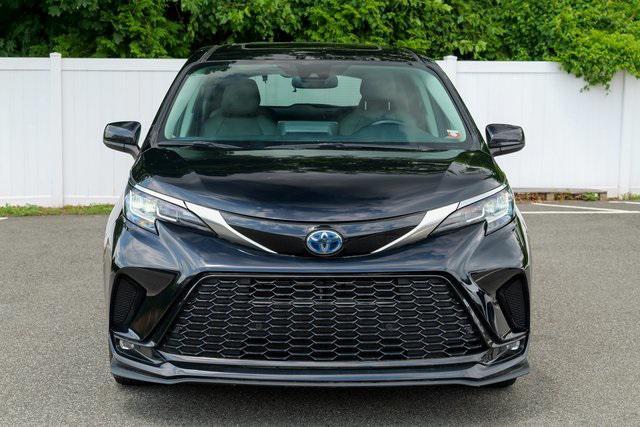 Photo of 2022 Midnight Black Metallic Toyota Sienna