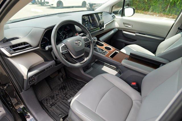 Photo of 2022 Midnight Black Metallic Toyota Sienna
