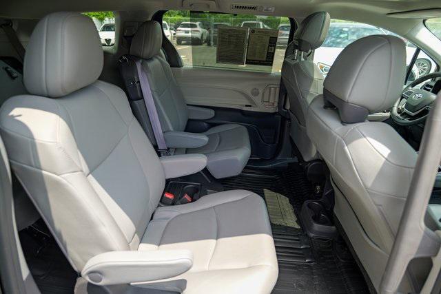 Photo of 2022 Midnight Black Metallic Toyota Sienna