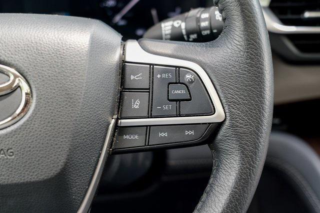 Photo of 2022 Midnight Black Metallic Toyota Sienna
