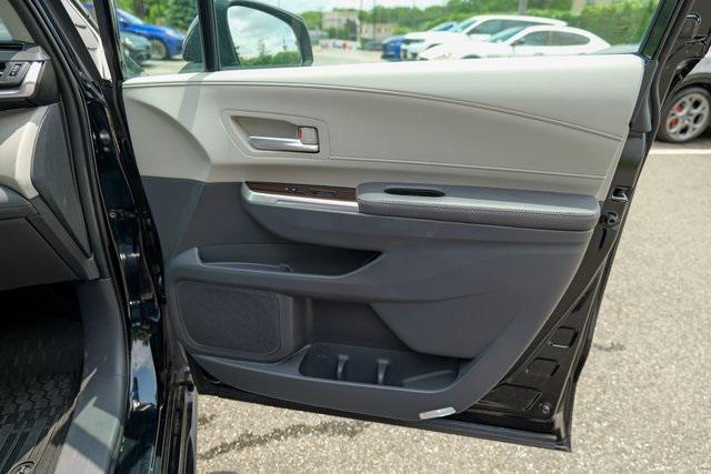 Photo of 2022 Midnight Black Metallic Toyota Sienna