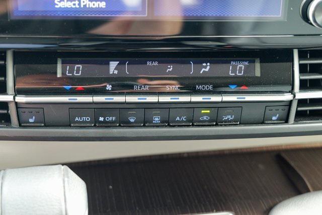 Photo of 2022 Midnight Black Metallic Toyota Sienna