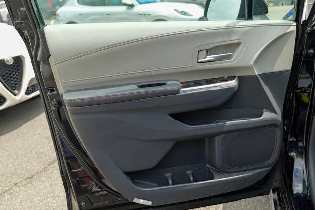 Photo of 2022 Midnight Black Metallic Toyota Sienna