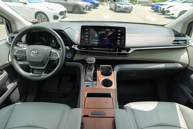 Photo of 2022 Midnight Black Metallic Toyota Sienna