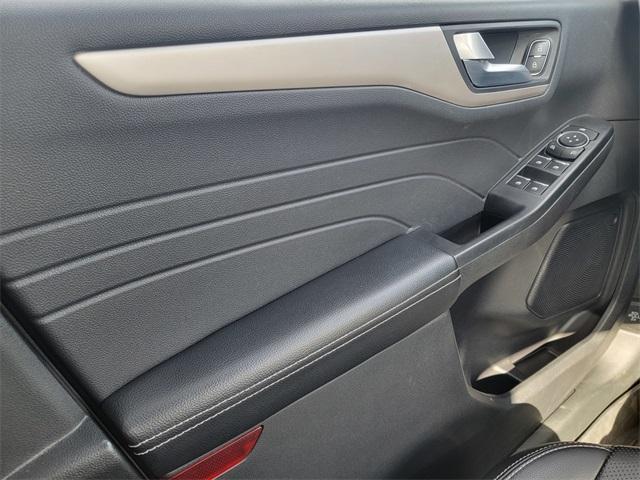 Photo of 2022 Iconic Silver Metallic Ford Escape