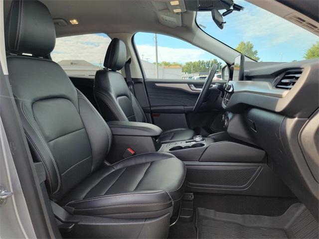 Photo of 2022 Iconic Silver Metallic Ford Escape
