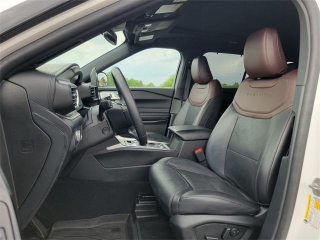 Photo of 2022 Star White Ford Explorer