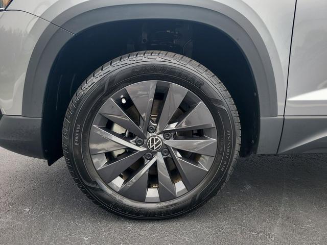 Photo of 2024 Pyrite Silver Metallic Volkswagen Taos