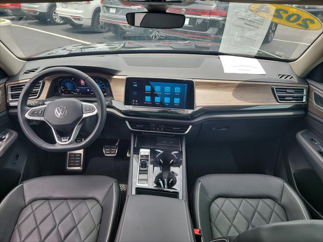 Photo of 2024 Deep Black Volkswagen Atlas