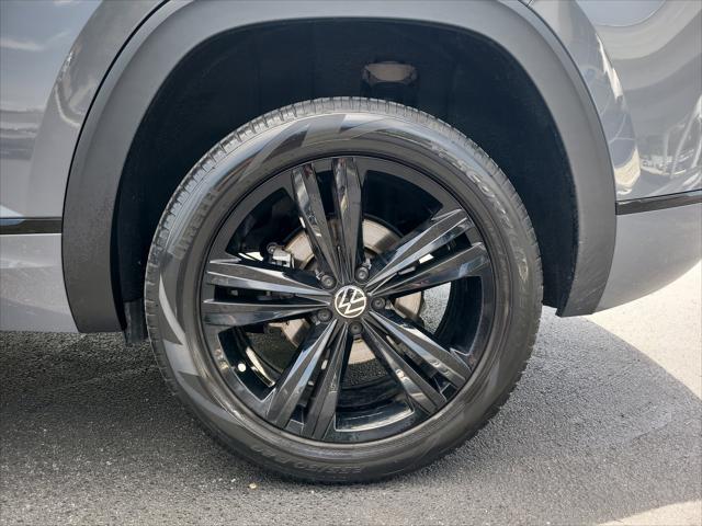 Photo of 2023 Pure Gray Volkswagen Atlas Cross Sport