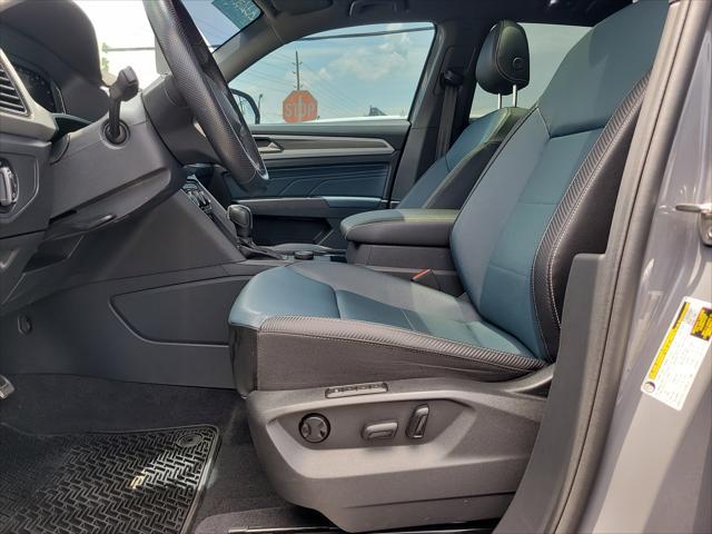 Photo of 2023 Pure Gray Volkswagen Atlas Cross Sport