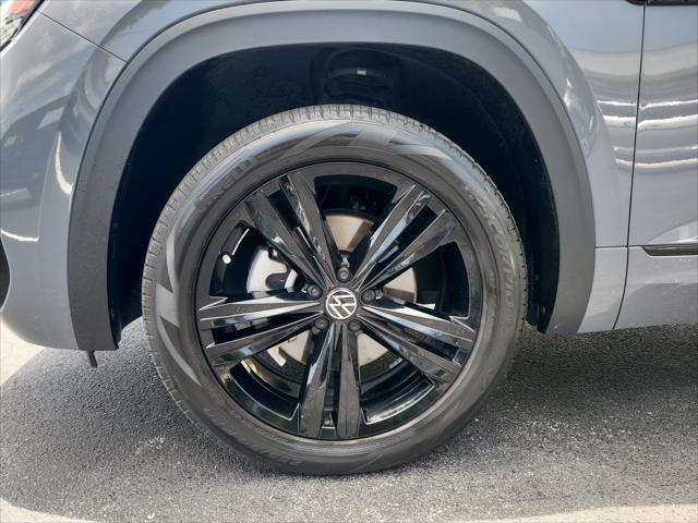 Photo of 2023 Pure Gray Volkswagen Atlas Cross Sport