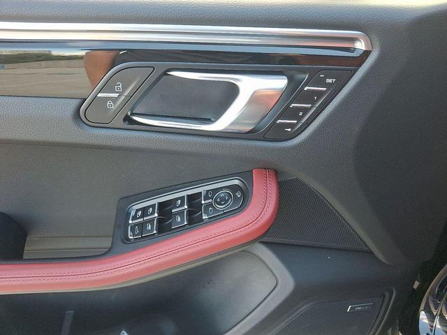 Photo of 2025 Jet Black Porsche Macan