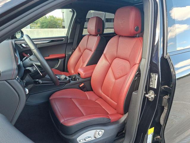 Photo of 2025 Jet Black Porsche Macan