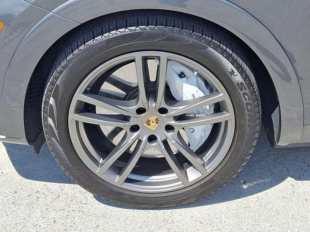 Photo of 2022 Quartzite Grey Metallic Porsche Cayenne