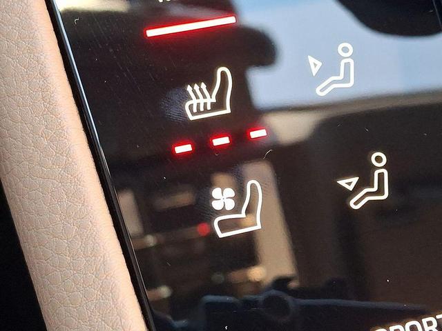 Photo of 2025 Jet Black Porsche Macan