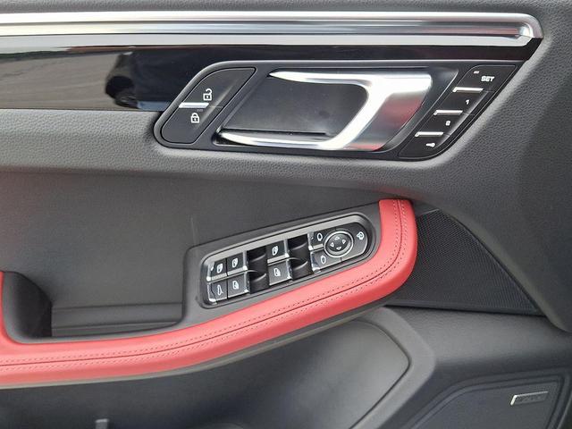 Photo of 2025 Jet Black Porsche Macan