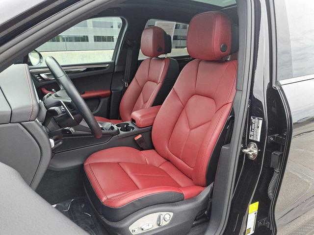 Photo of 2025 Jet Black Porsche Macan