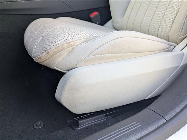 Photo of 2026 MANUFAKTUR Moonlight White Metallic Mercedes-Benz E-Class
