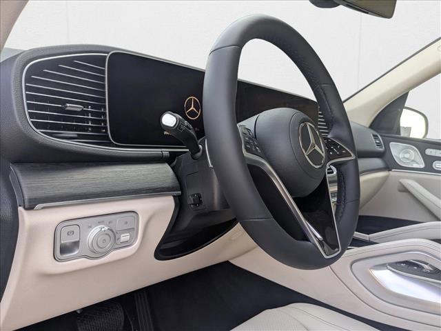 Photo of 2026 MANUFAKTUR Moonlight White Metallic Mercedes-Benz GLE 450