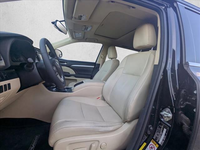 Photo of 2016 Midnight Black Metallic Toyota Highlander