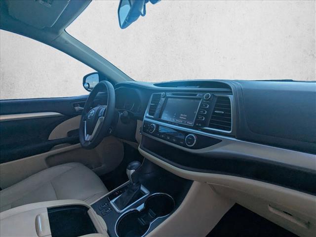 Photo of 2016 Midnight Black Metallic Toyota Highlander
