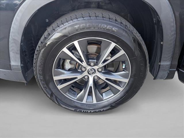 Photo of 2016 Midnight Black Metallic Toyota Highlander