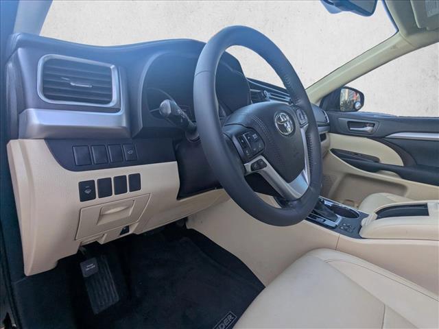 Photo of 2016 Midnight Black Metallic Toyota Highlander