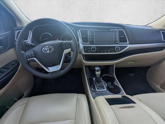 Photo of 2016 Midnight Black Metallic Toyota Highlander