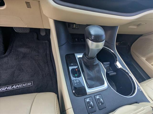 Photo of 2016 Midnight Black Metallic Toyota Highlander