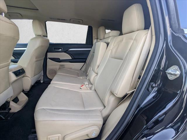 Photo of 2016 Midnight Black Metallic Toyota Highlander