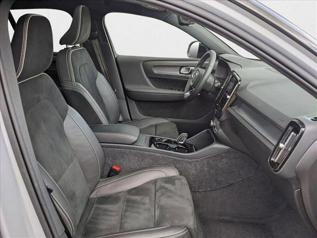Photo of 2022 Glacier Silver Metallic Volvo XC40