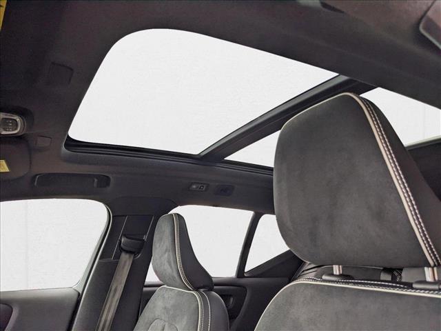 Photo of 2022 Glacier Silver Metallic Volvo XC40
