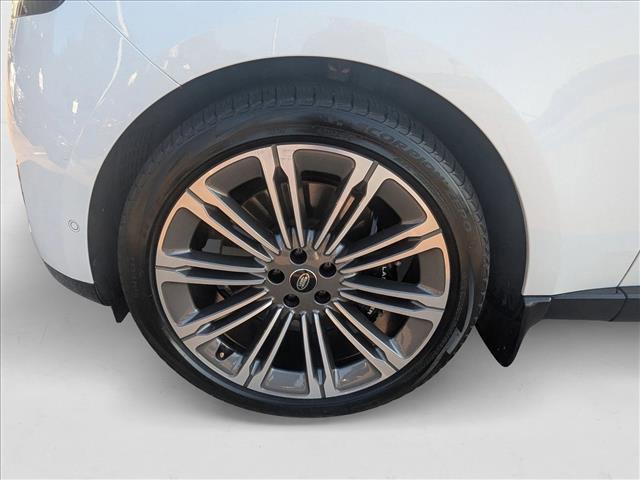 Photo of 2024 Fuji White [White] Land Rover Range Rover