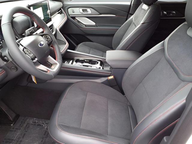 Photo of 2025 White Metallic Ford Explorer