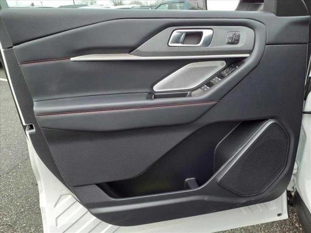 Photo of 2025 White Metallic Ford Explorer