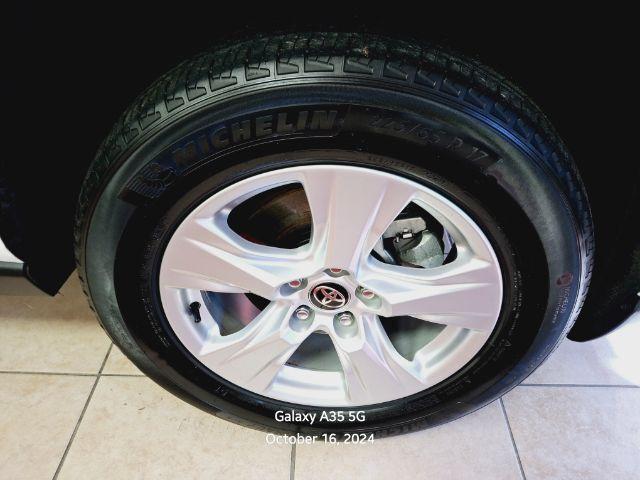 Photo of 2021 Super White Toyota RAV4